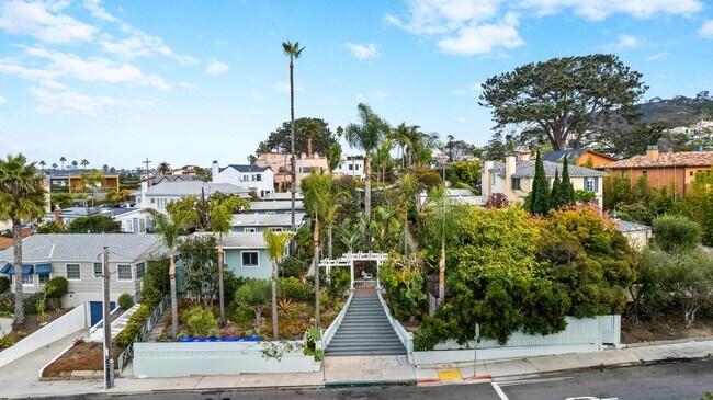 Building Photo - Beautiful Vintage Cottage in La Jolla with Onsite Laundry!