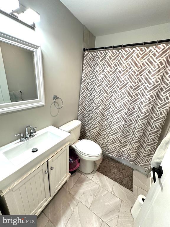 Building Photo - 842 E Cathedral Rd