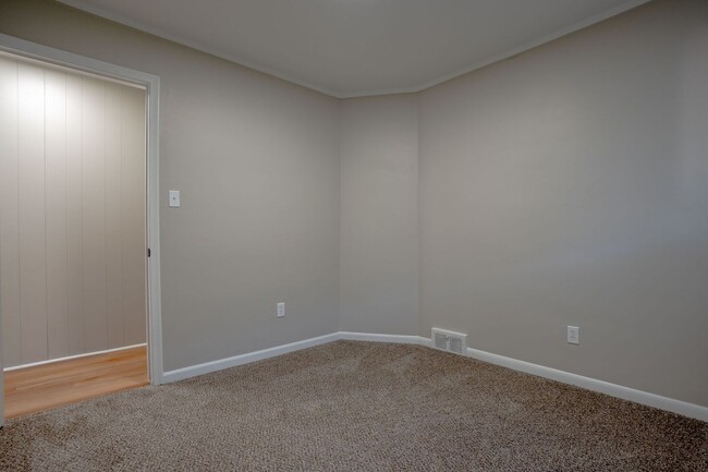 Building Photo - 3 Bedroom Ranch - $2650