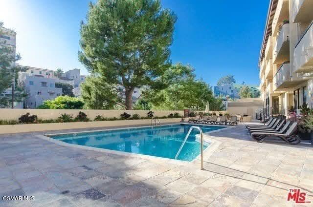 Building Photo - 10982 Roebling Ave