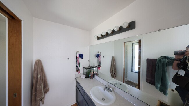 Building Photo - 2025 Baymont Dr