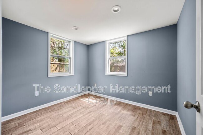 Building Photo - 2169 Eleanor Dr