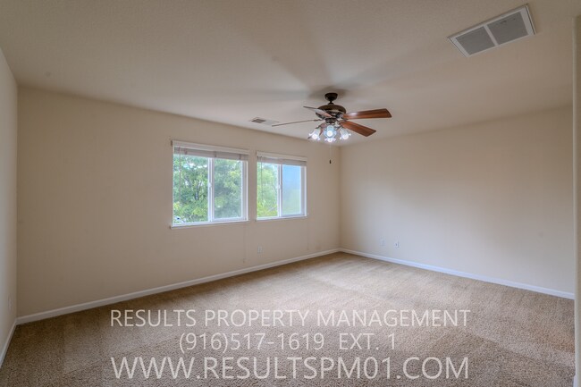 Building Photo - Spacious Lincoln 4 Bedroom 2.5 Bath w Club...