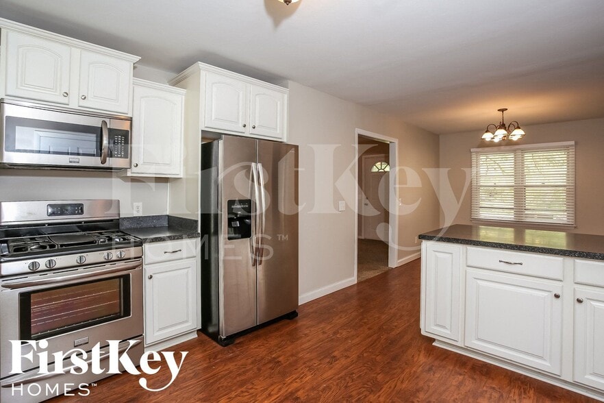 Building Photo - 607 NE Main St