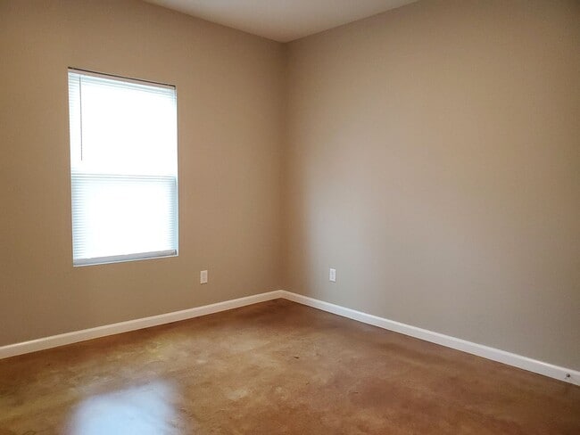 Building Photo - 2 Bedroom, 1 Bath Apartment