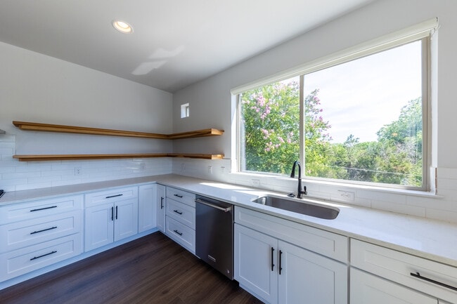 Building Photo - 2014 E 9th St