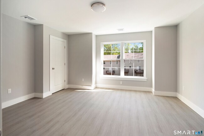 Building Photo - 91 Taft Pointe