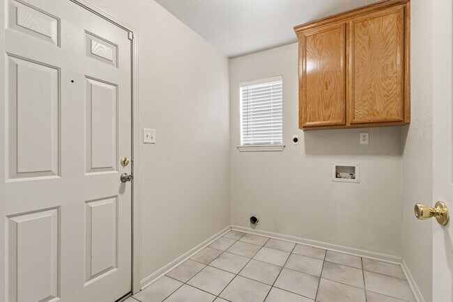 Building Photo - 3 Bedrooms, 2.5 Bath, 2 Car Garage, with private office conveniently located to multiple Fort Hoo...