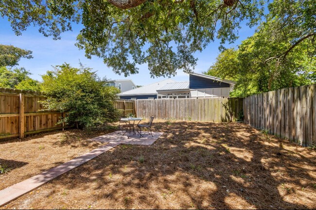 Building Photo - Walk To The Beach!