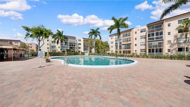 Building Photo - 2861 Somerset Dr