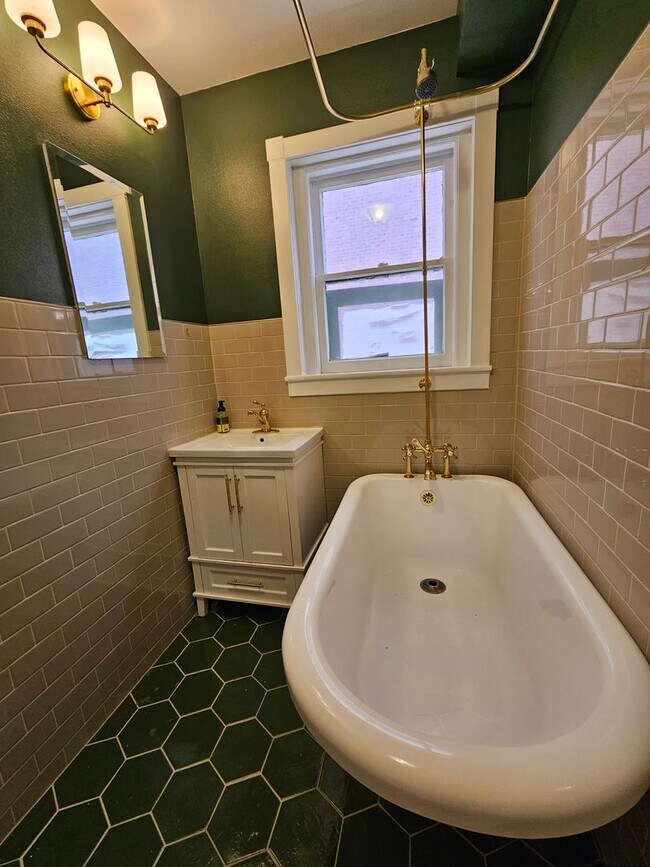 Building Photo - Cap Hill Beautiful 2 Bed Charming and Light Filled condo in the Blenheim