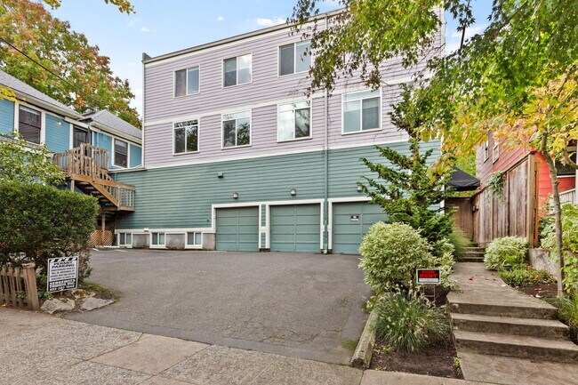 Building Photo - 906 NW 23rd Ave