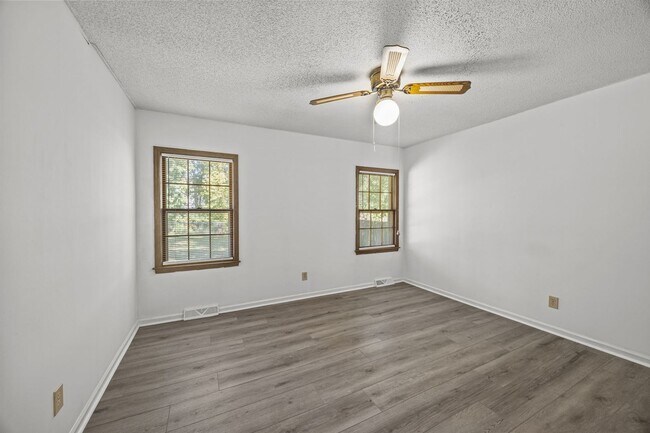 Building Photo - Charming Rental in Central Location