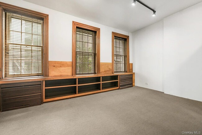 Building Photo - 322 E 50th St