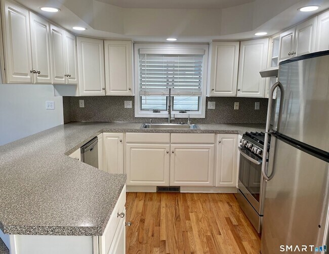 Building Photo - 283 Cosey Beach Ave