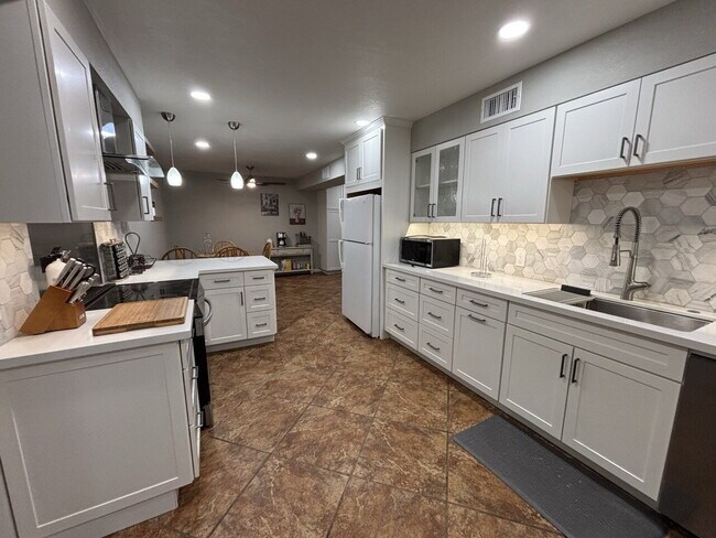 Building Photo - Beautiful, fully remodeled and furnished 1600+sf apartment ready to go!