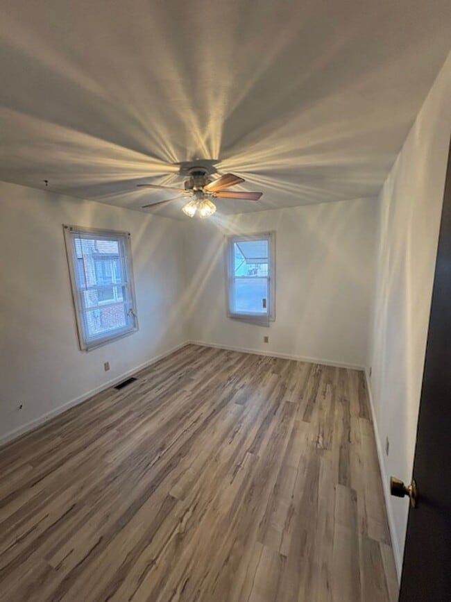 Building Photo - 737-737 E Gift Ave