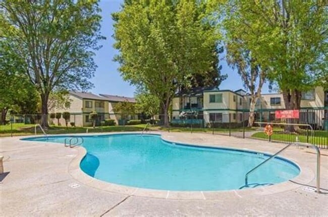 Building Photo - Spacious Upstairs 2-Bedroom, 1.5 Bath Cond...