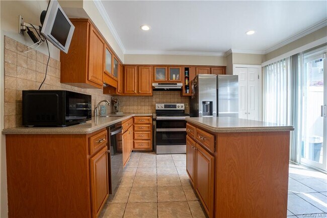 Building Photo - 204 Old Country Rd