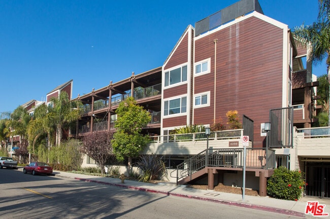 Building Photo - 4250 Vía Dolce