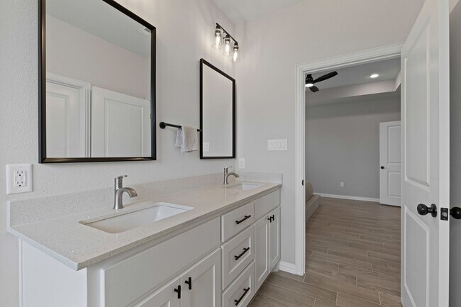 Building Photo - Grand in Granbury!