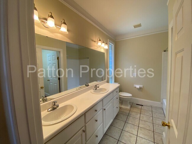 Building Photo - 323 S Pickens St