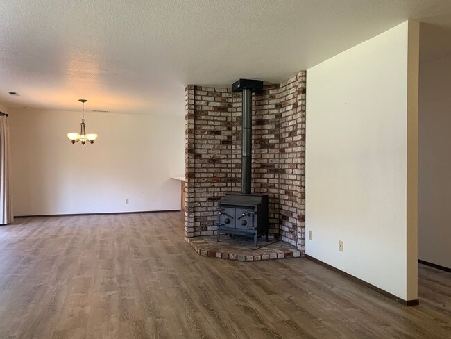 Building Photo - Make this your new home!