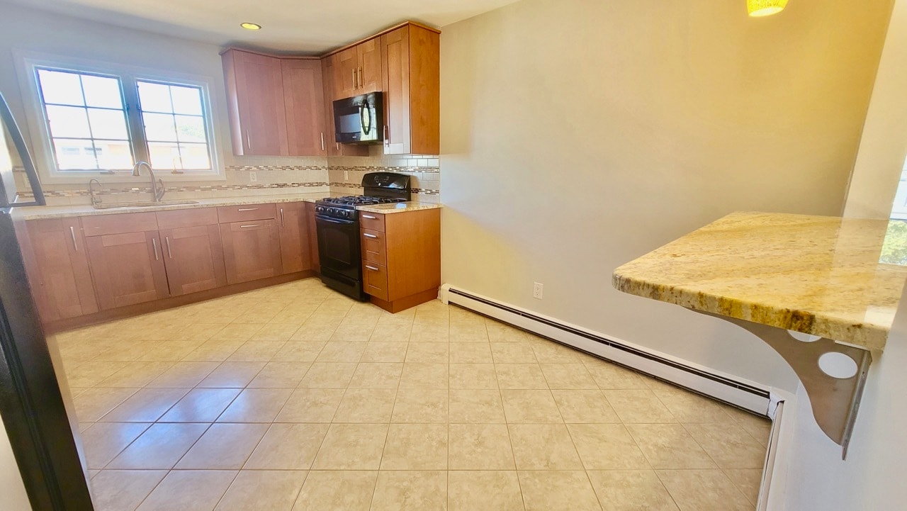 Breakfast Bar & Eat-in Kitchen - 24 Gall Ave