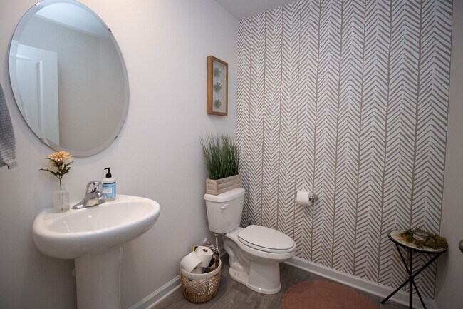 Building Photo - Stylish & Spacious Pet-Friendly Home in Bo...