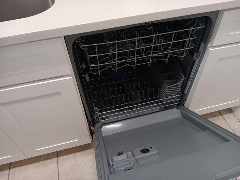 Building Photo - 7025 Hemlock Ave