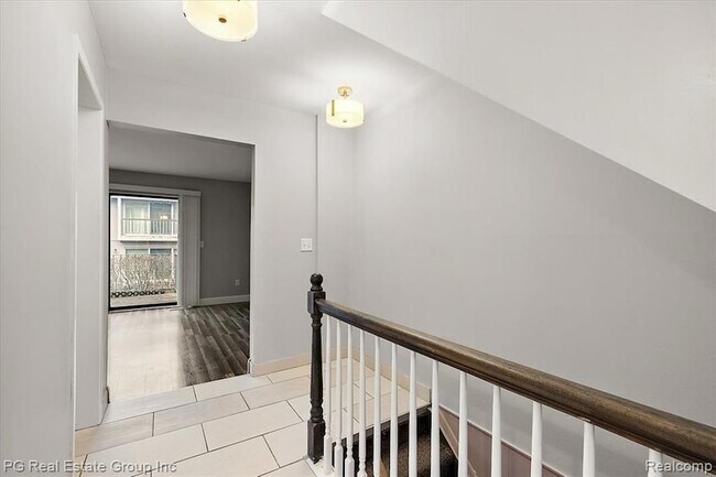 Building Photo - 1432 Oakbrook E Dr