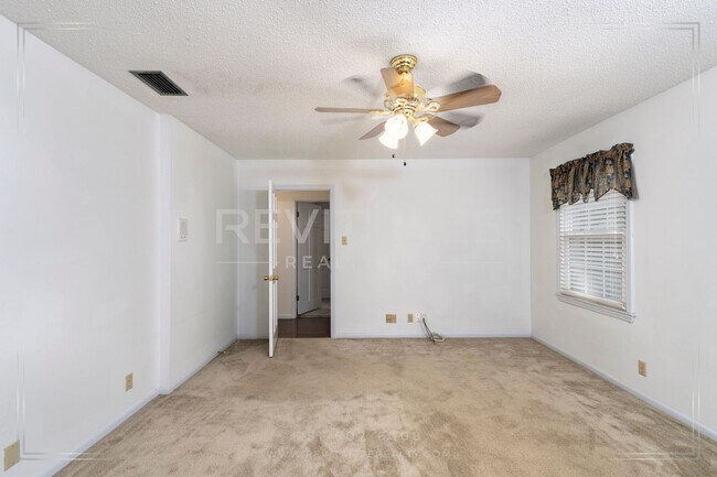 Building Photo - Beautifully Preserved 4 Bd / 3 Ba Vintage ...
