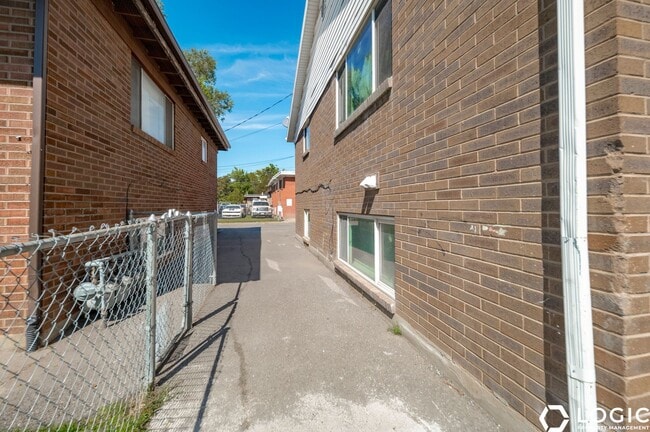 Building Photo - 1600 Ivy Cir