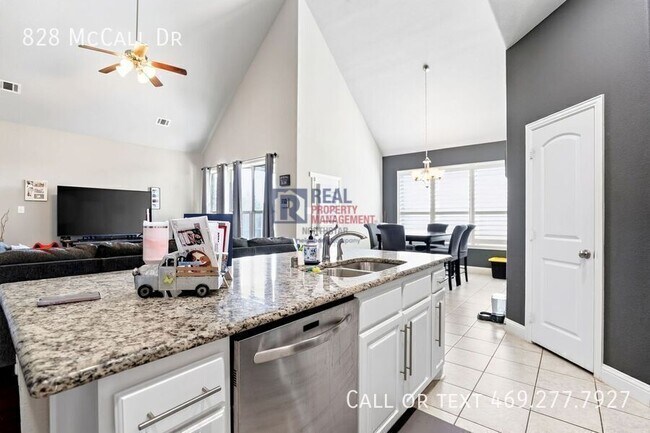 Building Photo - 828 McCall Dr