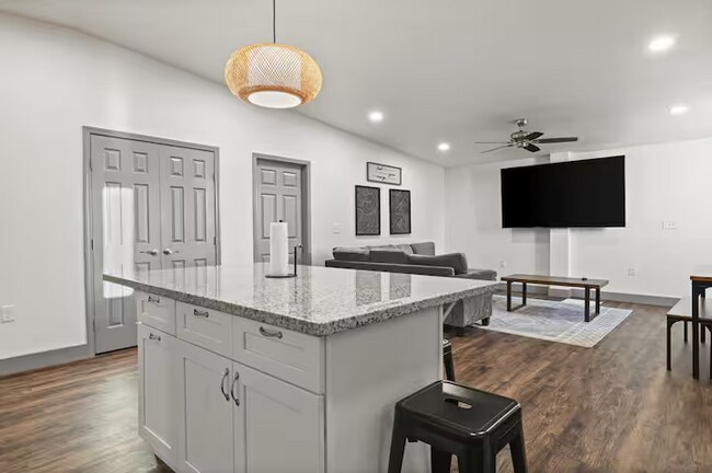 Building Photo - Fully Furnished Rental at Buffalo Springs Lake! All bills paid!