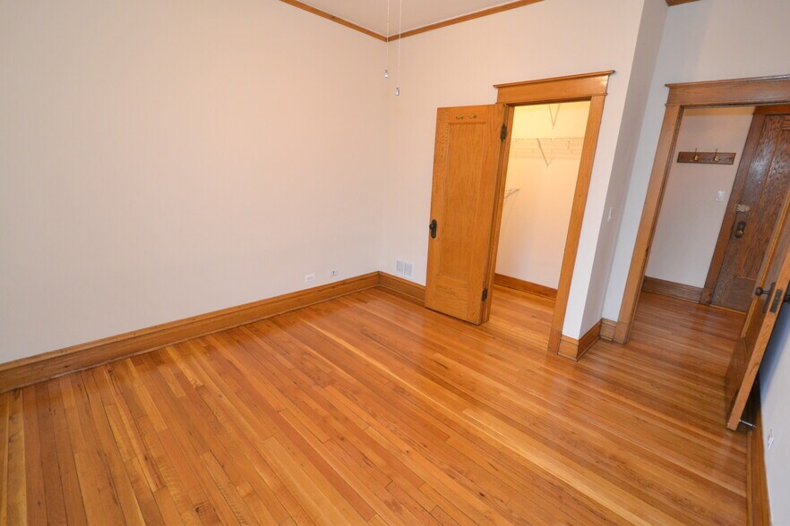 Building Photo - 3767 N Lakewood Ave