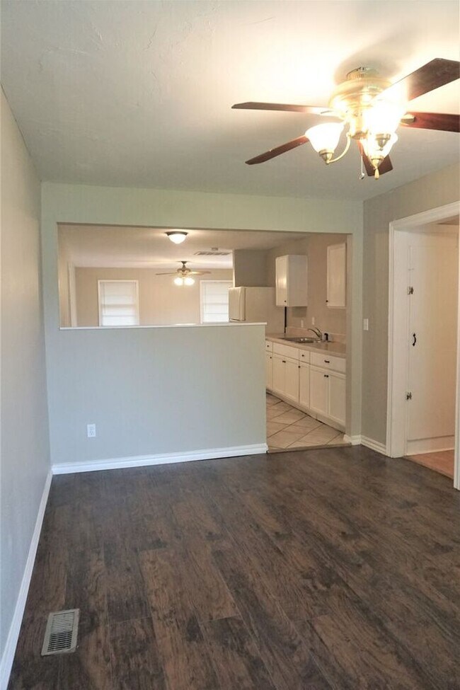 Building Photo - 3 Bed 2 Bath 1 Car Garage -The Village NW OKC