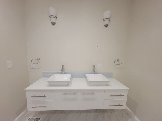 Building Photo - Stylish Single-Level Home in Pasco with Fi...