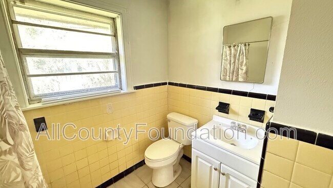 Building Photo - 5613 Parana St