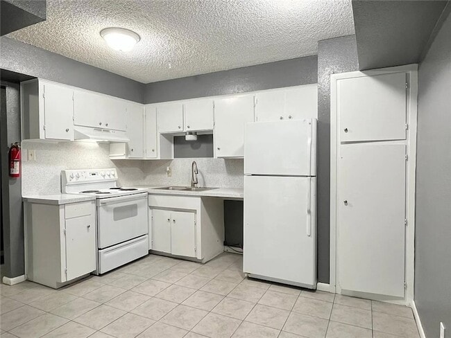 Building Photo - 5030 Meandering Ln