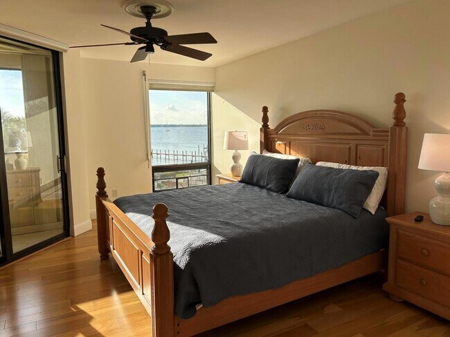 Building Photo - 625 NW North River Dr