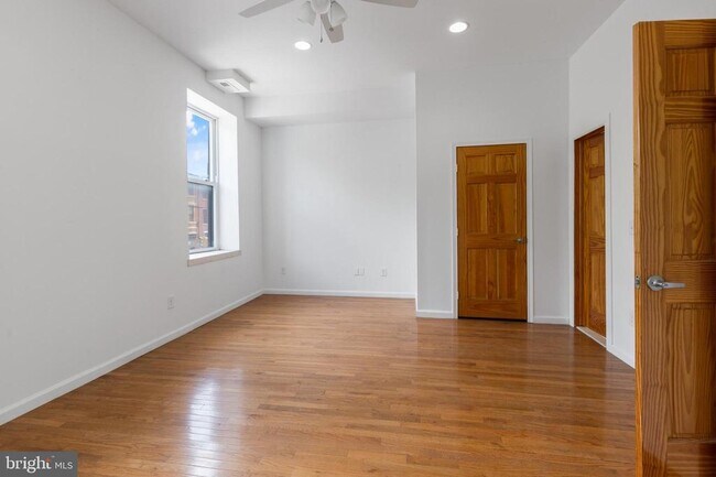 Building Photo - 1704 W Girard Ave