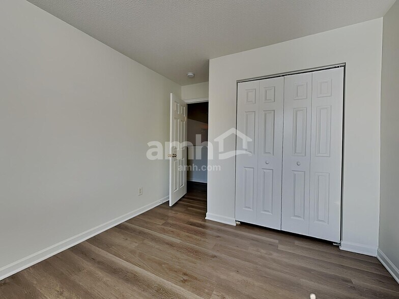 Building Photo - 37 Valleyfield Dr
