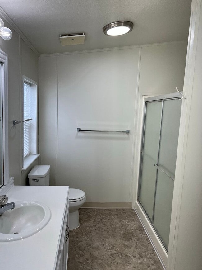 Building Photo - Lovely 3 bedroom home on property