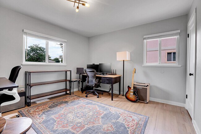 Building Photo - Modern and cozy 3 bedroom, 2 bath home
