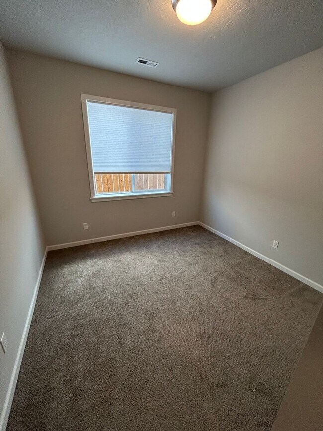 Building Photo - Beautiful 4 Bedroom, 2 Bath Home in Carlton