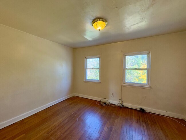 Building Photo - Charming 2 Bedroom/1 Bathroom Townhome in ...