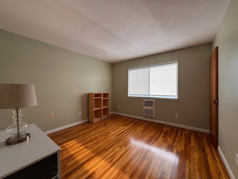 Building Photo - 32 Park Avenue Ct