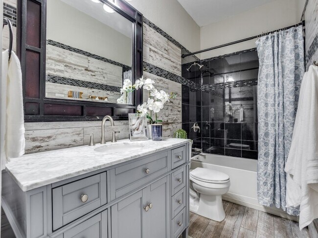 Building Photo - 220 Peach Tree Dr