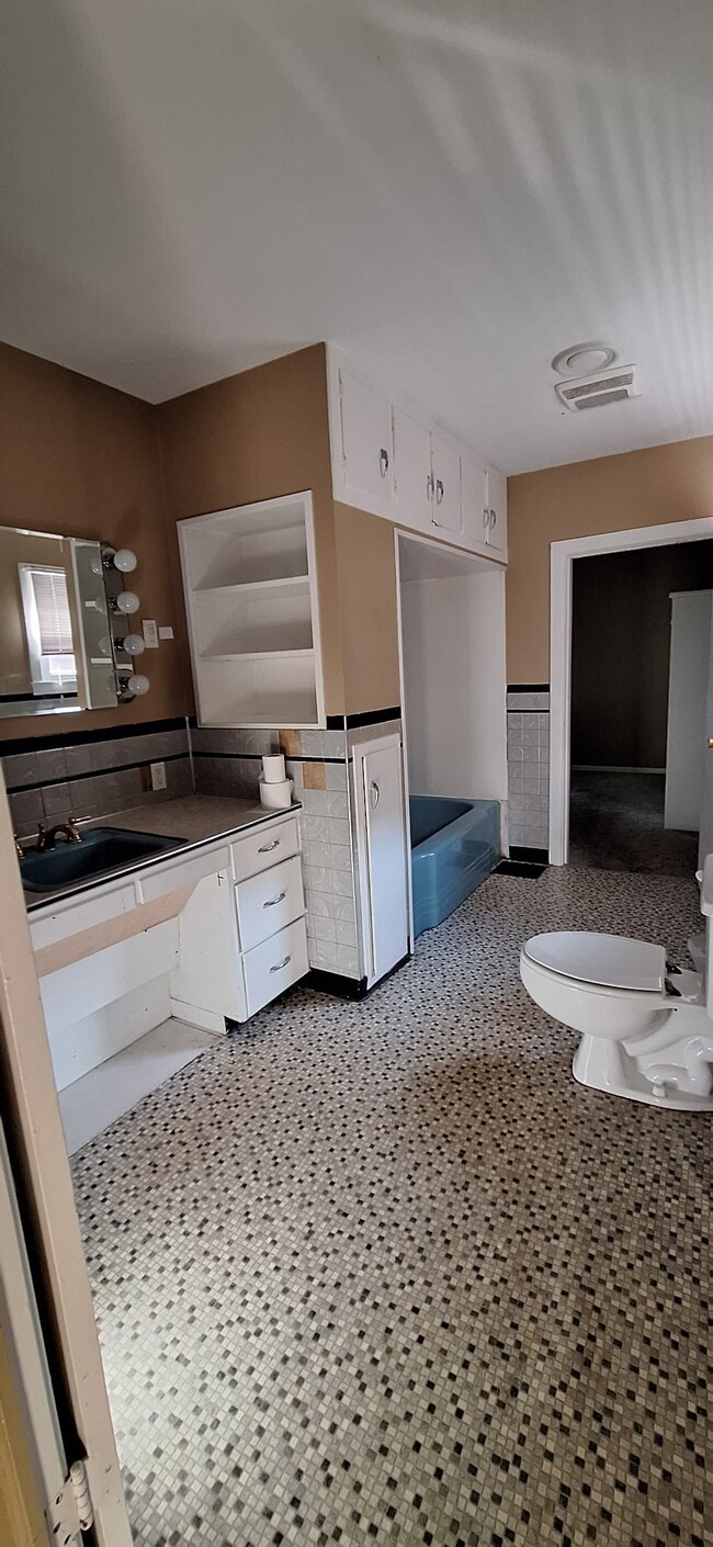 Building Photo - 429 N State St